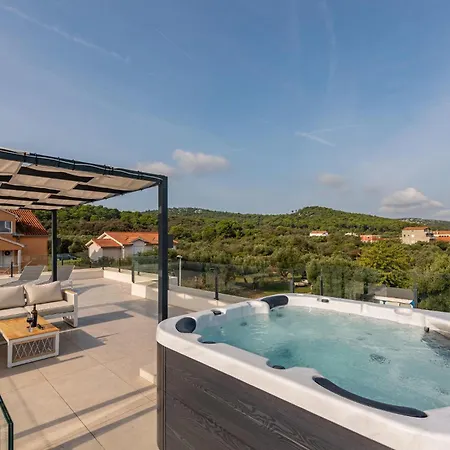 Amazing In Feriehus Pašman