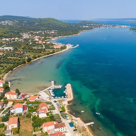 Front In Semesterbostad Pašman